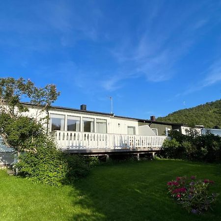 Koselig Hus Til Leie Pa Stokmarknes I Vesteralenアパートメント エクステリア 写真